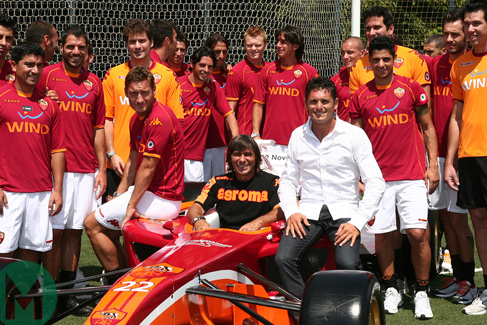 Foto della rosa della Roma 2007/2008, Bruno Conti e Giancarlo Fisichella vicino alla monoposto.